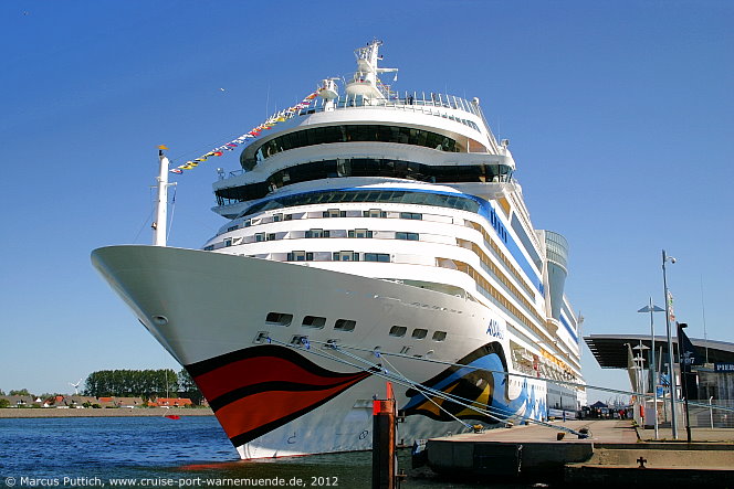 Das Kreuzfahrtschiff AIDAsol am 25. Mai 2012 im Kreuzfahrthafen Warnem&uuml;nde in der Hansestadt Rostock.