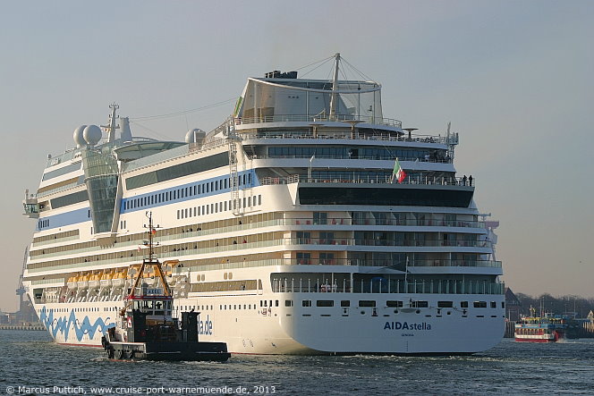 Kreuzfahrtschiff AIDAstella am 16. März 2013 im Kreuzfahrthafen Warnemünde in der Hansestadt Rostock (Erstanlauf).