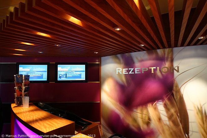 Kreuzfahrtschiff AIDAstella: Die Rezeption auf Deck 5.