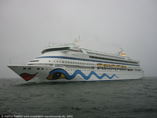Das Kreuzfahrtschiff AIDAvita am 02. Mai 2002 im Kreuzfahrthafen Warnem&uuml;nde in der Hansestadt Rostock (Erstanlauf).