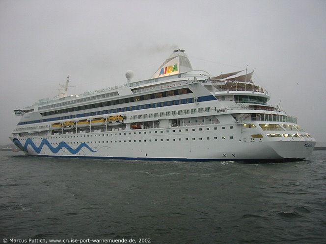 Das Kreuzfahrtschiff AIDAvita am 02. Mai 2002 im Kreuzfahrthafen Warnem&uuml;nde in der Hansestadt Rostock (Erstanlauf).