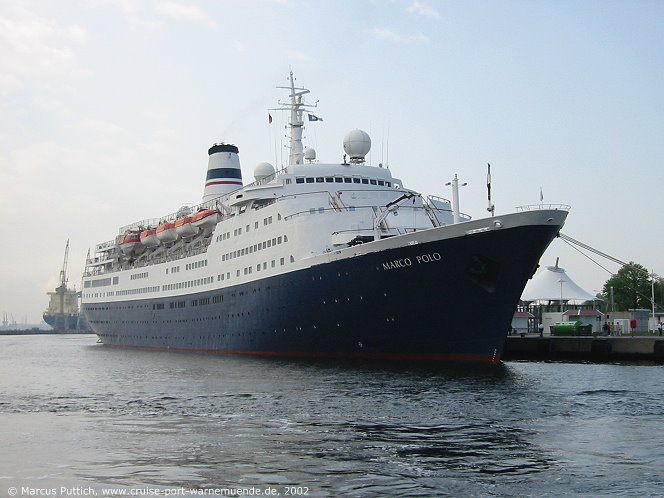 Das Kreuzfahrtschiff MARCO POLO am 20. Mai 2002 im Ostseebad Warnem&uuml;nde.
