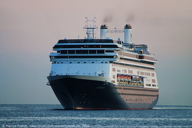 Das Kreuzfahrtschiff AMSTERDAM am 13. Juli 2006 im Kreuzfahrthafen Warnem&uuml;nde in der Hansestadt Rostock.