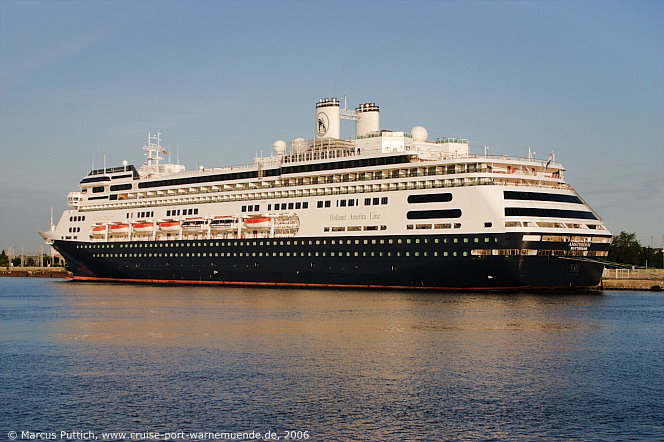 Das Kreuzfahrtschiff AMSTERDAM am 13. Juli 2006 im Kreuzfahrthafen Warnem&uuml;nde in der Hansestadt Rostock.