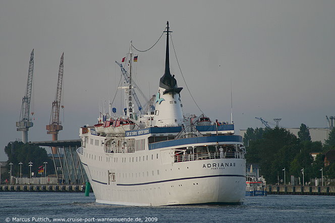 Das Kreuzfahrtschiff ADRIANA III am 31. Juli 2009 im Ostseebad Warnemünde (Erstanlauf).