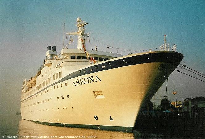 Das Kreuzfahrtschiff ARKONA am 07. August 1999 im Kreuzfahrthafen Warnem&uuml;nde in der Hansestadt Rostock.