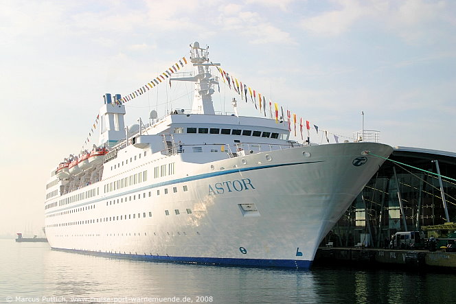 Das Kreuzfahrtschiff ASTOR am 11. September 2008 im Ostseebad Warnem&uuml;nde (Erstanlauf).