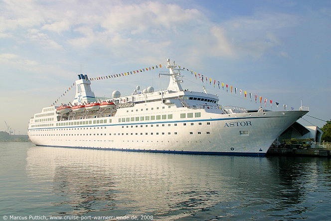 Das Kreuzfahrtschiff ASTOR am 11. September 2008 im Ostseebad Warnem&uuml;nde (Erstanlauf).