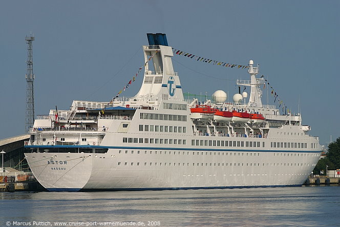 Das Kreuzfahrtschiff ASTOR am 11. September 2008 im Ostseebad Warnem&uuml;nde (Erstanlauf).
