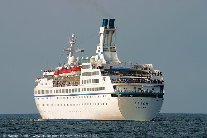 Das Kreuzfahrtschiff ASTOR am 11. September 2008 im Ostseebad Warnem&uuml;nde (Erstanlauf).