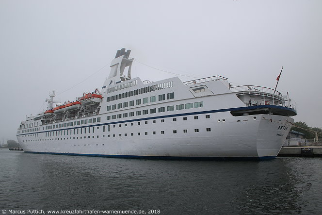 Das Kreuzfahrtschiff ASTOR am 27. Mai 2018 im Kreuzfahrthafen Warnem&uuml;nde in der Hansestadt Rostock.