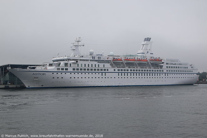 Das Kreuzfahrtschiff ASTOR am 27. Mai 2018 im Kreuzfahrthafen Warnem&uuml;nde in der Hansestadt Rostock.