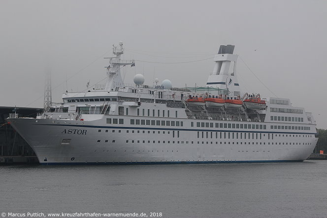 Das Kreuzfahrtschiff ASTOR am 27. Mai 2018 im Kreuzfahrthafen Warnem&uuml;nde in der Hansestadt Rostock.