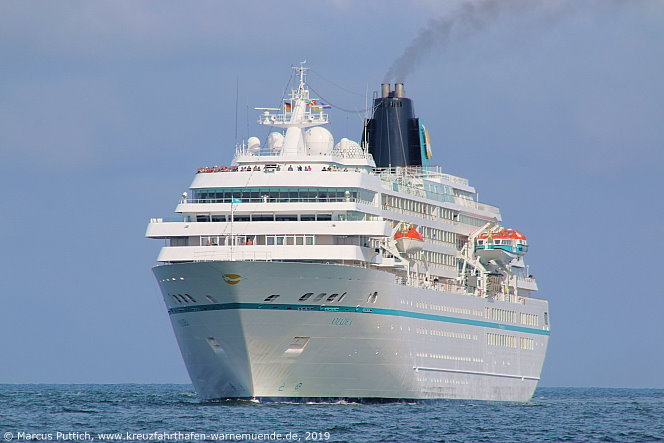 Das Kreuzfahrtschiff AMADEA von der Kreuzfahrtreederei Phoenix Reisen am 09. August 2019 im Kreuzfahrthafen Warnem&uuml;nde in der Hansestadt Rostock.