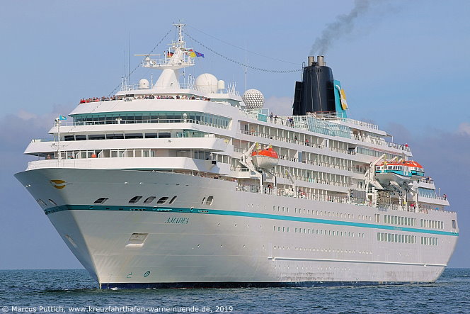 Das Kreuzfahrtschiff AMADEA von der Kreuzfahrtreederei Phoenix Reisen am 09. August 2019 im Kreuzfahrthafen Warnem&uuml;nde in der Hansestadt Rostock.