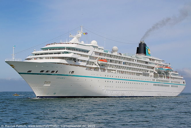 Das Kreuzfahrtschiff AMADEA von der Kreuzfahrtreederei Phoenix Reisen am 09. August 2019 im Kreuzfahrthafen Warnem&uuml;nde in der Hansestadt Rostock.