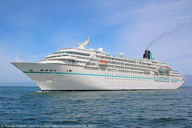 Das Kreuzfahrtschiff AMADEA von der Kreuzfahrtreederei Phoenix Reisen am 09. August 2019 im Kreuzfahrthafen Warnem&uuml;nde in der Hansestadt Rostock.