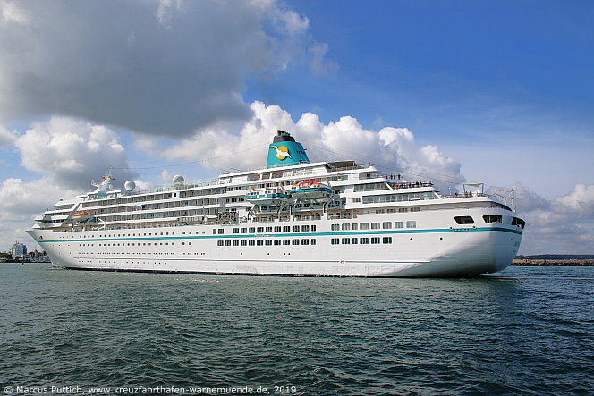 Das Kreuzfahrtschiff AMADEA von der Kreuzfahrtreederei Phoenix Reisen am 09. August 2019 im Kreuzfahrthafen Warnem&uuml;nde in der Hansestadt Rostock.