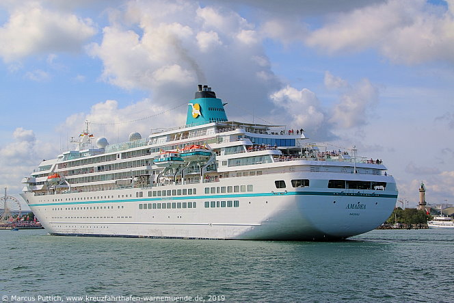 Das Kreuzfahrtschiff AMADEA von der Kreuzfahrtreederei Phoenix Reisen am 09. August 2019 im Kreuzfahrthafen Warnem&uuml;nde in der Hansestadt Rostock.