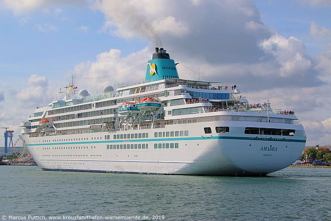 Das Kreuzfahrtschiff AMADEA von der Kreuzfahrtreederei Phoenix Reisen am 09. August 2019 im Kreuzfahrthafen Warnem&uuml;nde in der Hansestadt Rostock.