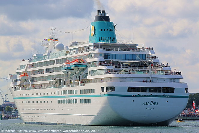 Das Kreuzfahrtschiff AMADEA von der Kreuzfahrtreederei Phoenix Reisen am 09. August 2019 im Kreuzfahrthafen Warnem&uuml;nde in der Hansestadt Rostock.