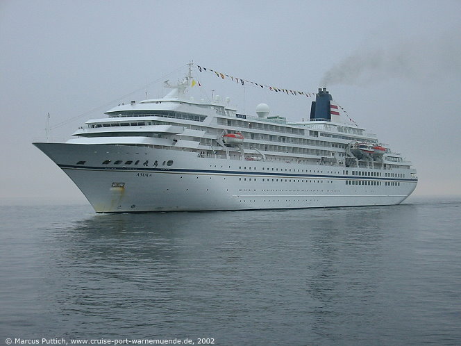 Das Kreuzfahrtschiff ASUKA von der Kreuzfahrtreederei Asuka Cruises am 29. Mai 2002 und am 30. Mai 2002 im Kreuzfahrthafen Warnem&uuml;nde in der Hansestadt Rostock (Erstanlauf).