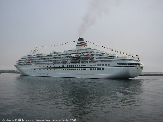Das Kreuzfahrtschiff ASUKA von der Kreuzfahrtreederei Asuka Cruises am 29. Mai 2002 und am 30. Mai 2002 im Kreuzfahrthafen Warnem&uuml;nde in der Hansestadt Rostock (Erstanlauf).