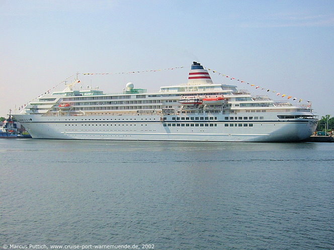 Das Kreuzfahrtschiff ASUKA von der Kreuzfahrtreederei Asuka Cruises am 29. Mai 2002 und am 30. Mai 2002 im Kreuzfahrthafen Warnem&uuml;nde in der Hansestadt Rostock (Erstanlauf).