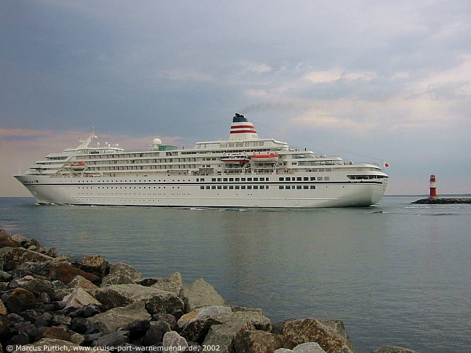 Das Kreuzfahrtschiff ASUKA von der Kreuzfahrtreederei Asuka Cruises am 29. Mai 2002 und am 30. Mai 2002 im Kreuzfahrthafen Warnem&uuml;nde in der Hansestadt Rostock (Erstanlauf).