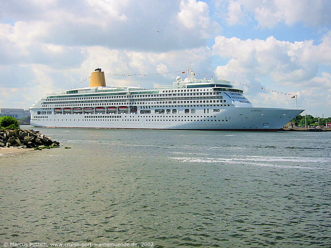 Das Kreuzfahrtschiff AURORA von der Kreuzfahrtreederei P&O Cruises am 30. Mai 2002 im Kreuzfahrthafen Warnem&uuml;nde in der Hansestadt Rostock.