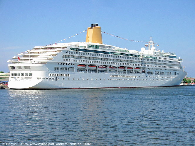 Das Kreuzfahrtschiff AURORA von der Kreuzfahrtreederei P&O Cruises am 30. Mai 2002 im Kreuzfahrthafen Warnem&uuml;nde in der Hansestadt Rostock.