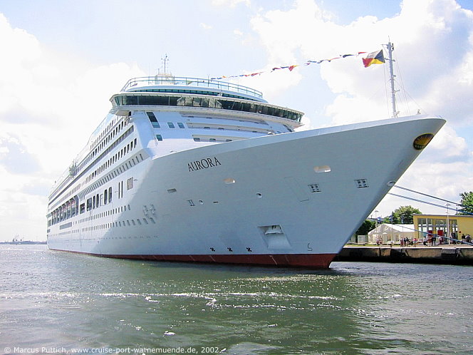 Das Kreuzfahrtschiff AURORA von der Kreuzfahrtreederei P&O Cruises am 30. Mai 2002 im Kreuzfahrthafen Warnem&uuml;nde in der Hansestadt Rostock.
