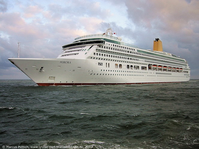 Das Kreuzfahrtschiff AURORA von der Kreuzfahrtreederei P&O Cruises am 24. Juni 2003 im Kreuzfahrthafen Warnem&uuml;nde in der Hansestadt Rostock.