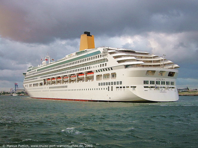Das Kreuzfahrtschiff AURORA von der Kreuzfahrtreederei P&O Cruises am 24. Juni 2003 im Kreuzfahrthafen Warnem&uuml;nde in der Hansestadt Rostock.