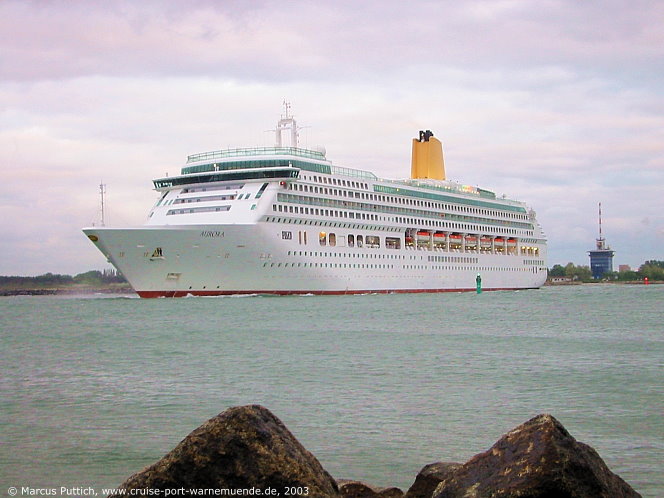 Das Kreuzfahrtschiff AURORA am 24. Juni 2003 im Kreuzfahrthafen Warnemünde in der Hansestadt Rostock.