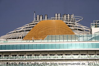 Das Kreuzfahrtschiff AZURA am 15. Juni 2011 im Kreuzfahrthafen Warnemünde in der Hansestadt Rostock (Erstanlauf).