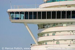 Das Kreuzfahrtschiff AZURA am 15. Juni 2011 im Kreuzfahrthafen Warnemünde in der Hansestadt Rostock (Erstanlauf).