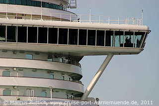Das Kreuzfahrtschiff AZURA am 15. Juni 2011 im Kreuzfahrthafen Warnemünde in der Hansestadt Rostock (Erstanlauf).