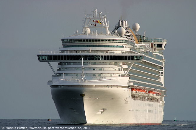 Das Kreuzfahrtschiff AZURA am 15. Juni 2011 im Kreuzfahrthafen Warnemünde in der Hansestadt Rostock (Erstanlauf).