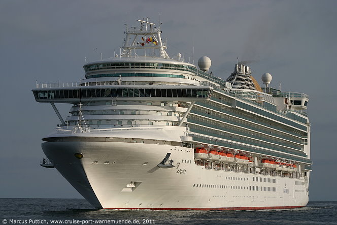 Das Kreuzfahrtschiff AZURA am 15. Juni 2011 im Kreuzfahrthafen Warnemünde in der Hansestadt Rostock (Erstanlauf).