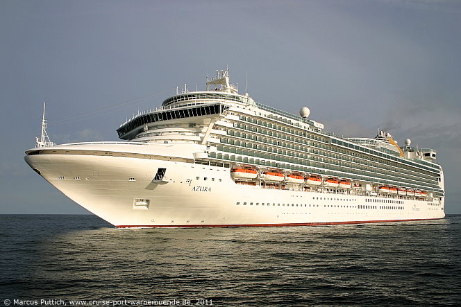 Das Kreuzfahrtschiff AZURA am 15. Juni 2011 im Kreuzfahrthafen Warnemünde in der Hansestadt Rostock (Erstanlauf).