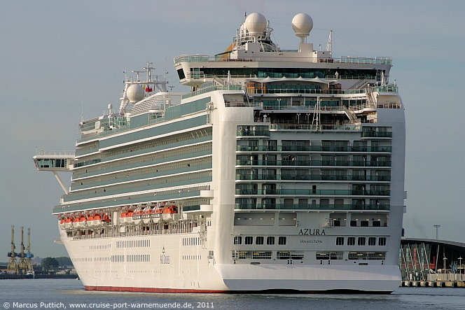 Das Kreuzfahrtschiff AZURA am 15. Juni 2011 im Kreuzfahrthafen Warnemünde in der Hansestadt Rostock (Erstanlauf).