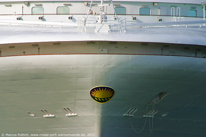 Das Kreuzfahrtschiff AZURA am 15. Juni 2011 im Kreuzfahrthafen Warnemünde in der Hansestadt Rostock (Erstanlauf).