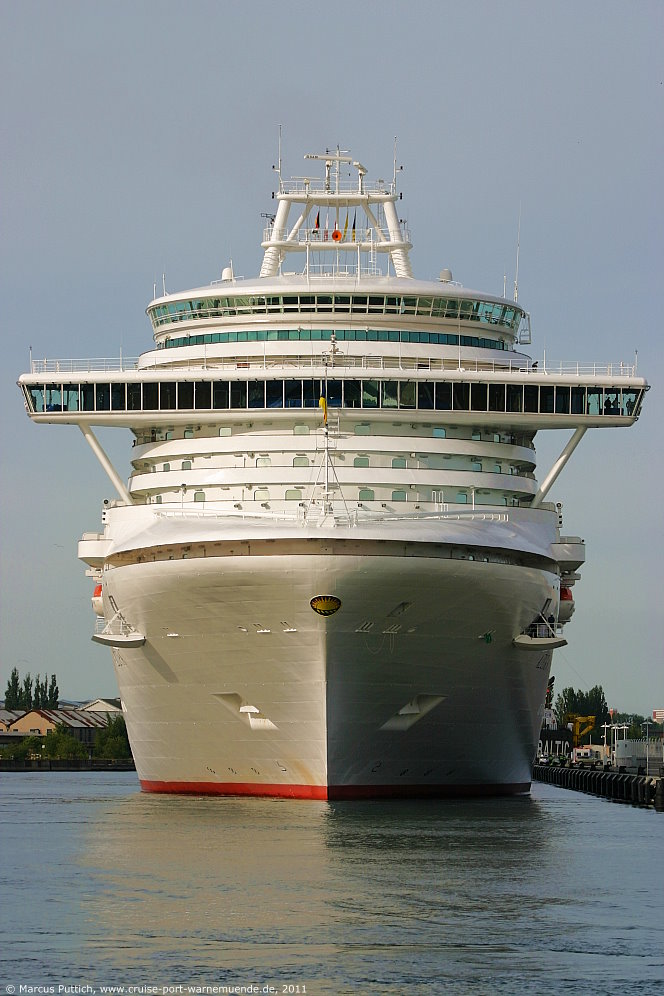 Das Kreuzfahrtschiff AZURA am 15. Juni 2011 im Kreuzfahrthafen Warnemünde in der Hansestadt Rostock (Erstanlauf).