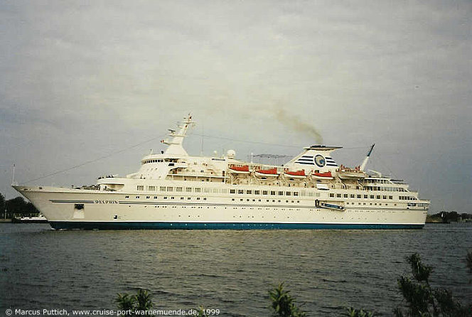 Das Kreuzfahrtschiff DELPHIN am 16. Mai 1999 im Ostseebad Warnem&uuml;nde.