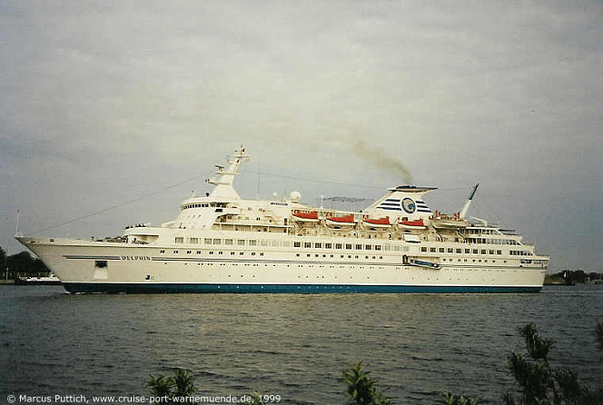 Das Kreuzfahrtschiff DELPHIN am 16. Mai 1999 im Ostseebad Warnemünde.