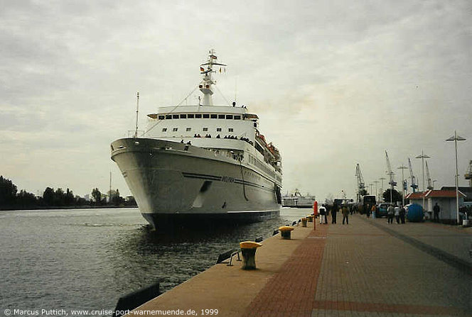 Das Kreuzfahrtschiff DELPHIN am 16. Mai 1999 im Ostseebad Warnem&uuml;nde.