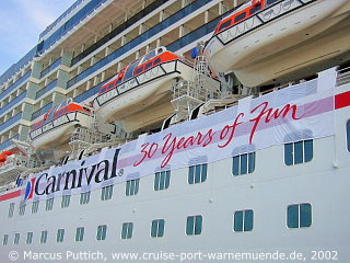 Das Kreuzfahrtschiff CARNIVAL LEGEND von der Kreuzfahrtreederei Carnival Cruise Lines am 27. August 2002 im Kreuzfahrthafen Warnemünde in der Hansestadt Rostock (Erstanlauf).