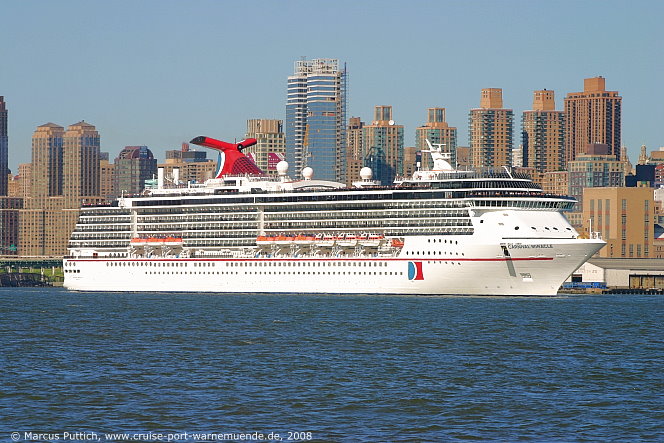 Das Kreuzfahrtschiff CARNIVAL MIRACLE von der Kreuzfahrtreederei Carnival Cruise Lines am 25. Mai 2008 in New York, NY (USA).