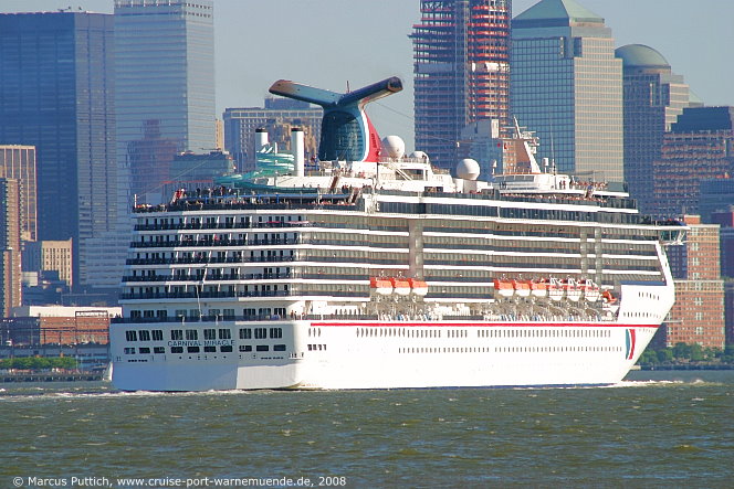 Das Kreuzfahrtschiff CARNIVAL MIRACLE am 25. Mai 2008 in New York, NY (USA).